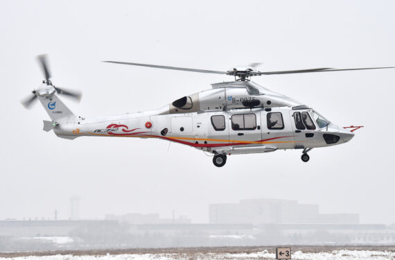 Foto yang diabadikan pada 20 Desember 2016 ini menunjukkan helikopter sipil AC352 dalam penerbangan perdananya di Harbin, Provinsi Heilongjiang, China timur laut. (Xinhua/Li He)