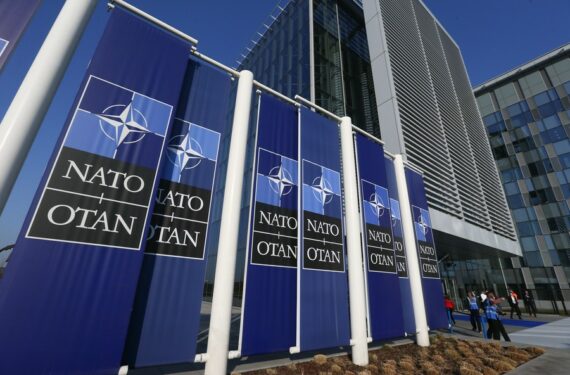 Sejumlah staf bekerja di Markas Besar NATO di Brussel, Belgia, pada 24 Maret 2022. (Xinhua/Zheng Huansong)