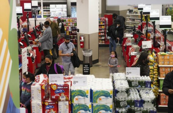 Pelanggan berbelanja di sebuah toko di New York, Amerika Serikat, pada 11 Mei 2022. (Xinhua/Wang Ying)