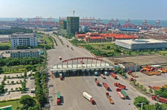 Foto dari udara yang diabadikan pada 6 Oktober 2020 ini menunjukkan pemandangan dari bagian pelabuhan Qinzhou di Zona Perdagangan Bebas Percontohan Guangxi di Qinzhou, Daerah Otonom Etnis Zhuang Guangxi, China selatan. (Xinhua/Zhou Hua)