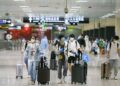 Para penumpang yang menggunakan transit kereta tiba di Stasiun Kereta Hongqiao di Shanghai, China timur, pada 22 Mei 2022. (Xinhua/Ding Ting)