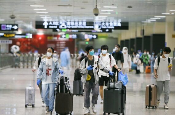 Para penumpang yang menggunakan transit kereta tiba di Stasiun Kereta Hongqiao di Shanghai, China timur, pada 22 Mei 2022. (Xinhua/Ding Ting)