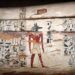 Foto yang diabadikan pada 14 Mei 2022 ini menunjukkan sebuah peti mati mumi dengan gambar Dewa Anubis di Museum Mesir di Kairo, Mesir. (Xinhua/Sui Xiankai)