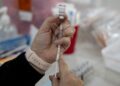 Seorang tenaga medis menyiapkan dosis vaksin COVID-19 di sebuah klinik vaksin di San Antonio, Texas, Amerika Serikat, pada 9 Januari 2022. (Xinhua/Nick Wagner)