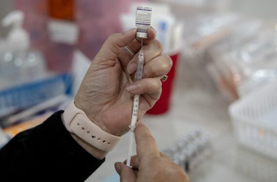 Seorang tenaga medis menyiapkan dosis vaksin COVID-19 di sebuah klinik vaksin di San Antonio, Texas, Amerika Serikat, pada 9 Januari 2022. (Xinhua/Nick Wagner)