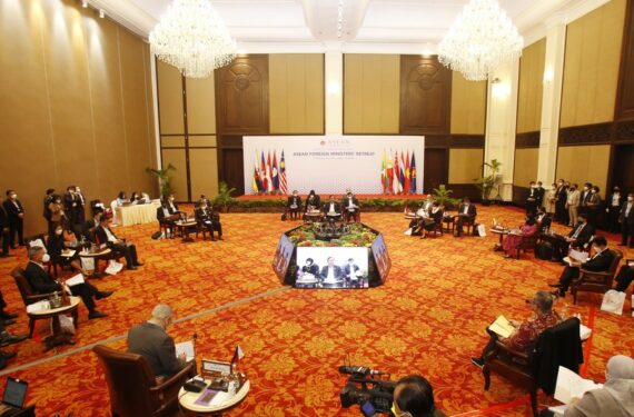 Para menteri luar negeri negara-negara anggota ASEAN menghadiri pertemuan para menteri luar negeri ASEAN (AMM Retreat) di Phnom Penh, Kamboja, pada 17 Februari 2022. (Xinhua/Sovannara)