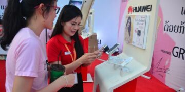 Staf memperkenalkan ponsel pintar Huawei kepada seorang pelanggan dalam acara peluncurannya di Vientiane, Laos, pada 17 Desember 2016. (Xinhua/Liu Ailun)
