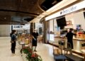 Warga membeli kopi di sebuah pusat perbelanjaan di Kawasan Baru Pudong, Shanghai, pada 20 Mei 2022. (Xinhua/Fang Zhe)