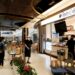 Warga membeli kopi di sebuah pusat perbelanjaan di Kawasan Baru Pudong, Shanghai, pada 20 Mei 2022. (Xinhua/Fang Zhe)
