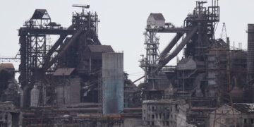 Foto yang diabadikan pada 15 Mei 2022 ini menunjukkan pemandangan pabrik Azovstal di kota pelabuhan Mariupol. (Xinhua/Victor)