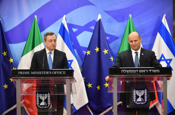 YERUSALEM, Perdana Menteri (PM) Israel Naftali Bennett (kanan) dan Perdana Menteri Italia Mario Draghi menghadiri konferensi pers bersama di Yerusalem pada 14 Juni 2022. PM Israel Naftali Bennett pada Selasa (14/6) berbicara dengan PM Italia Mario Draghi yang sedang berkunjung ke Israel guna membahas kesepakatan soal ekspor gas alam Israel ke Eropa. (Xinhua/JINI/Yoav Ari Dudkevitch)