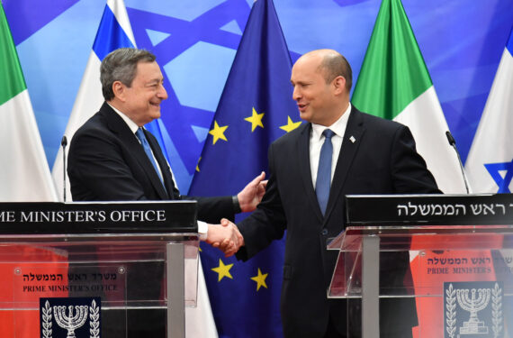 YERUSALEM, Perdana Menteri (PM) Israel Naftali Bennett (kanan) berjabat tangan dengan Perdana Menteri Italia Mario Draghi dalam konferensi pers bersama di Yerusalem pada 14 Juni 2022. PM Israel Naftali Bennett pada Selasa (14/6) berbicara dengan PM Italia Mario Draghi yang sedang berkunjung ke Israel guna membahas kesepakatan soal ekspor gas alam Israel ke Eropa. (Xinhua/JINI/Yoav Ari Dudkevitch)