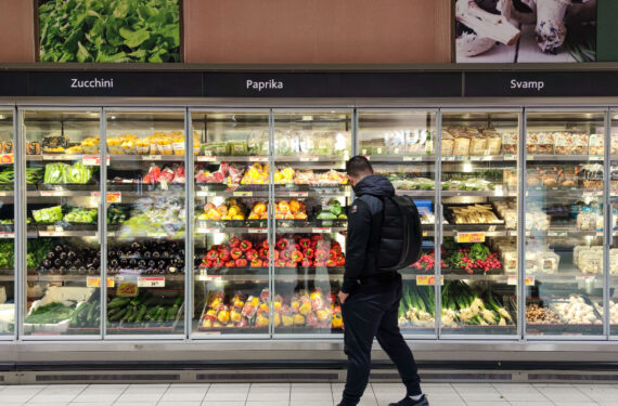 STOCKHOLM, Seorang pelanggan berbelanja di sebuah supermarket di Stockholm, Swedia, pada 14 Juni 2022. Konsumen di Swedia mengalami inflasi tertinggi sejak 1991, dengan harga konsumen, yang diukur menggunakan suku bunga tetap, naik dari 6,4 persen pada April menjadi 7,2 persen pada Mei, kata Statistics Sweden pada Selasa (14/6). (Xinhua/Wei Xuechao)