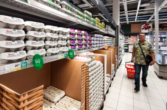 STOCKHOLM, Seorang pelanggan berbelanja di sebuah supermarket di Stockholm, Swedia, pada 14 Juni 2022. Konsumen di Swedia mengalami inflasi tertinggi sejak 1991, dengan harga konsumen, yang diukur menggunakan suku bunga tetap, naik dari 6,4 persen pada April menjadi 7,2 persen pada Mei, kata Statistics Sweden pada Selasa (14/6). (Xinhua/Wei Xuechao)