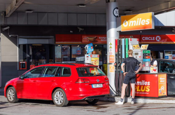 STOCKHOLM, Seorang pria mengisikan bensin ke kendaraannya di sebuah stasiun pengisian bahan bakar umum (SPBU) di Stockholm, Swedia, pada 14 Juni 2022. Konsumen di Swedia mengalami inflasi tertinggi sejak 1991, dengan harga konsumen, yang diukur menggunakan suku bunga tetap, naik dari 6,4 persen pada April menjadi 7,2 persen pada Mei, kata Statistics Sweden pada Selasa (14/6). (Xinhua/Wei Xuechao)