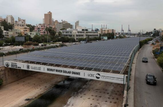BEIRUT, Panel-panel surya terlihat di atas Sungai Beirut di Beirut, ibu kota Lebanon, pada 14 Juni 2022. (Xinhua/Bilal Jawich)
