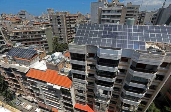 BEIRUT, Panel-panel surya terlihat di atap gedung di Beirut, ibu kota Lebanon, pada 14 Juni 2022. (Xinhua/Bilal Jawich)