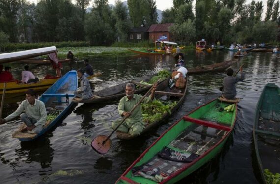 SRINAGAR, Orang-orang berkumpul untuk menjual sayuran mereka di sebuah pasar sayuran terapung di Danau Dal di Kota Srinagar, ibu kota musim panas Kashmir yang dikuasai India, pada 15 Juni 2022. (Xinhua/Javed Dar)