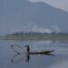 SRINAGAR, Seorang nelayan menebarkan jaring untuk menangkap ikan di Danau Dal di Kota Srinagar, ibu kota musim panas Kashmir yang dikuasai India, pada 15 Juni 2022. (Xinhua/Javed Dar)