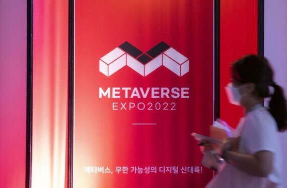 SEOUL, Seorang pengunjung terlihat dalam Metaverse Expo 2022 yang digelar di Seoul, Korea Selatan, pada 15 Juni 2022. Pameran itu digelar di Coex Convention & Exhibition Center dari 15 hingga 17 Juni, menghadirkan berbagai teknologi metaverse dalam beragam skenario kepada pengunjung. (Xinhua/Wang Yiliang)