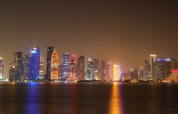 DOHA, Foto yang diabadikan pada 15 Juni 2022 ini memperlihatkan pemandangan malam di Doha, ibu kota Qatar. (Xinhua/Wang Dongzhen)