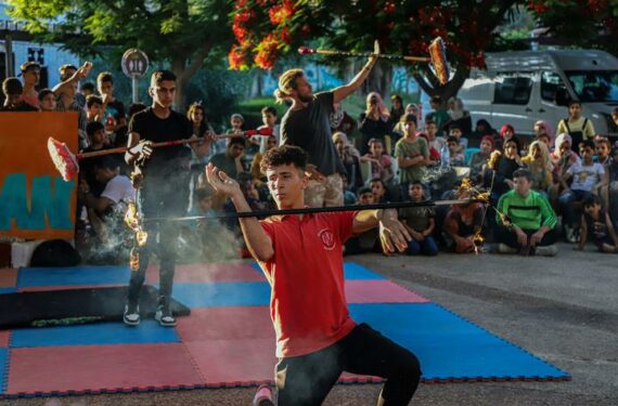 GAZA CITY, Para pemuda Palestina dan anggota delegasi kesenian Italia tampil dalam festival bertajuk "Festival Dabke dan Sirkus", yang diselenggarakan oleh pemerintah kota Gaza City, di Gaza City pada 14 Juni 2022. Sejumlah pemuda Palestina ambil bagian dalam pertunjukan seni sirkus yang digelar di Gaza City pada Selasa (14/6) malam waktu setempat, sebagai bagian dari kegiatan Festival Dabke dan Sirkus yang diluncurkan oleh pemerintah kota tersebut. (Xinhua/Rizek Abdeljawad)