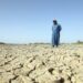 SALAHUDIN, Seorang petani berdiri di lahan pertanian miliknya yang terlihat retak akibat kekeringan dan kelangkaan air di Provinsi Salahudin, Irak, pada 14 Juni 2022. (Xinhua/Khalil Dawood)