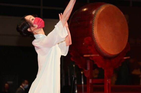 HONG KONG, Seorang seniman menari dalam sebuah acara yang mengusung tema budaya tradisional China di Hong Kong, China selatan, pada 15 Juni 2022. Acara itu digelar oleh Asosiasi Wanita Pulau Hong Kong pada Rabu (15/6) sebagai bagian dari peringatan 25 tahun kembalinya Hong Kong ke pangkuan China. (Xinhua/Wu Xiaochu)
