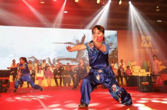 HONG KONG, Foto yang diabadikan pada 15 Juni 2022 ini menunjukkan penampilan Kung Fu China (seni bela diri China) dalam sebuah acara yang mengusung tema budaya tradisional China di Hong Kong, China selatan. Acara itu digelar oleh Asosiasi Wanita Pulau Hong Kong pada Rabu (15/6) sebagai bagian dari peringatan 25 tahun kembalinya Hong Kong ke pangkuan China. (Xinhua/Wu Xiaochu)