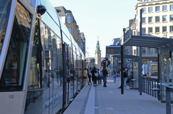 LUXEMBOURG CITY, Para penumpang turun dari trem di sebuah halte trem di Luxembourg City, Luxembourg, pada 14 Juni 2022. (Xinhua/Ren Pengfei)