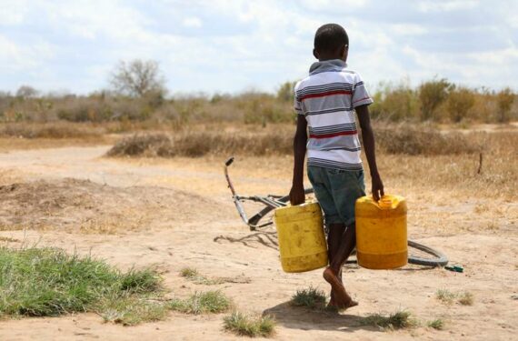 KILIFI, Seorang anak laki-laki mengangkut dua jeriken berisi air di sublokasi Kidemu di Kilifi, Kenya, pada 23 Maret 2022. Kekeringan di kawasan Tanduk Afrika telah mendorong sedikitnya 18,4 juta orang, termasuk lebih dari 7,1 juta anak yang kekurangan gizi akut, menderita kerawanan pangan yang parah, demikian disampaikan badan kemanusiaan Perserikatan Bangsa-Bangsa (PBB) pada Senin (13/6). Sebagian besar korban kekeringan berada di Ethiopia, Kenya dan Somalia. (Xinhua/Dong Jianghui).