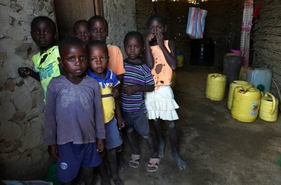 KILIFI, Anak-anak terlihat di sublokasi Kidemu di Kilifi, Kenya, pada 23 Maret 2022. Kekeringan di kawasan Tanduk Afrika telah mendorong sedikitnya 18,4 juta orang, termasuk lebih dari 7,1 juta anak yang kekurangan gizi akut, menderita kerawanan pangan yang parah, demikian disampaikan badan kemanusiaan Perserikatan Bangsa-Bangsa (PBB) pada Senin (13/6). Sebagian besar korban kekeringan berada di Ethiopia, Kenya dan Somalia. (Xinhua/Dong Jianghui).