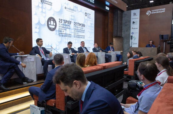 ST. PETERSBURG, Para tamu undangan menghadiri sebuah sesi Forum Ekonomi Internasional St. Petersburg ke-25 di St. Petersburg, Rusia, pada 15 Juni 2022. Forum Ekonomi Internasional St. Petersburg ke-25 dibuka pada Rabu (15/6) di kota terbesar kedua di Rusia. (Xinhua/Irina Motina)
