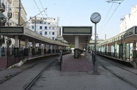 TUNIS, Foto yang diabadikan pada 16 Juni 2022 ini menunjukkan stasiun kereta api dan bus yang kosong di Tunis, Tunisia. Pekerja sektor publik di Tunisia pada Kamis (16/6) menggelar aksi mogok massal yang meliputi 159 lembaga publik untuk memprotes penolakan pemerintah atas tuntutan mereka akan kenaikan upah. (Xinhua/Adel Ezzine)