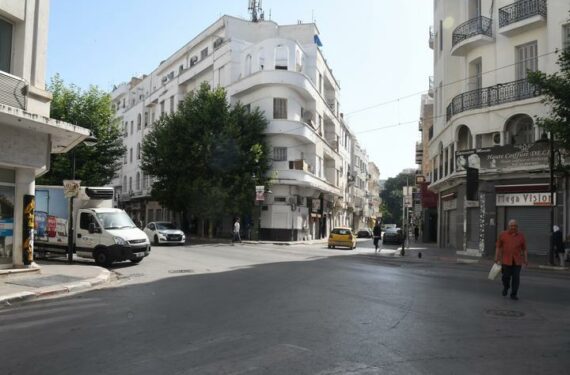 TUNIS, Foto yang diabadikan pada 16 Juni 2022 ini menunjukkan jalanan yang kosong di Tunis, Tunisia. Pekerja sektor publik di Tunisia pada Kamis (16/6) menggelar aksi mogok massal yang meliputi 159 lembaga publik untuk memprotes penolakan pemerintah atas tuntutan mereka akan kenaikan upah. (Xinhua/Adel Ezzine)