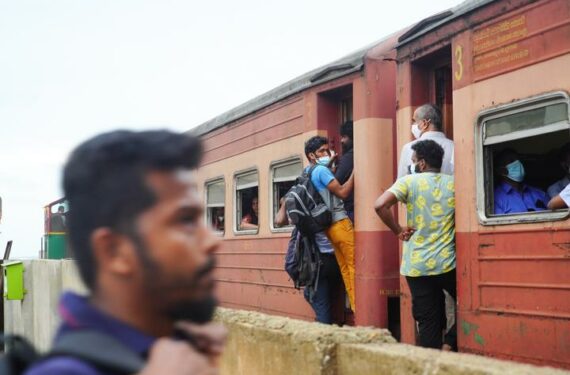 KOLOMBO, Sejumlah orang terlihat di stasiun kereta api di Kolombo, Sri Lanka, pada 15 Juni 2022. Jumlah penumpang kereta api di Sri Lanka akhir-akhir ini meningkat akibat kenaikan harga bahan bakar, kelangkaan bahan bakar, dan kenaikan tarif bus, menurut laporan media setempat. (Xinhua/Tang Lu)