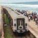 KOLOMBO, Sebuah kereta yang padat penumpang berangkat meninggalkan stasiun kereta api di Kolombo, Sri Lanka, pada 15 Juni 2022. Angka penumpang kereta api di Sri Lanka akhir-akhir ini meningkat akibat kenaikan harga bahan bakar, kelangkaan bahan bakar, dan kenaikan tarif bus, menurut laporan media setempat. (Xinhua/Tang Lu)