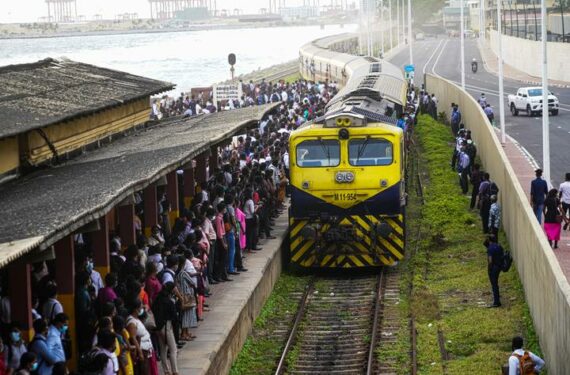 KOLOMBO, Sebuah kereta tiba di stasiun kereta api di Kolombo, Sri Lanka, pada 15 Juni 2022. Jumlah penumpang kereta api di Sri Lanka akhir-akhir ini meningkat akibat kenaikan harga bahan bakar, kelangkaan bahan bakar, dan kenaikan tarif bus, menurut laporan media setempat. (Xinhua/Tang Lu)