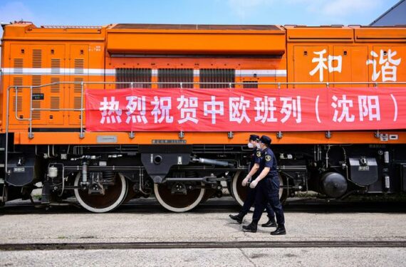 SHENYANG, Sejumlah petugas bea cukai melewati kereta barang China-Eropa di Stasiun Kereta Timur Shenyang di Shenyang, Provinsi Liaoning, China timur laut, pada 16 Juni 2022. Stasiun kereta tersebut mencatatkan perjalanan kereta barang China-Eropa ke-100 pada Kamis (16/6). Hingga Kamis, stasiun tersebut mencatat perjalanan kereta barang China-Eropa meningkat 30 persen secara tahunan (year on year/yoy) pada 2022. (Xinhua/Yang Qing)