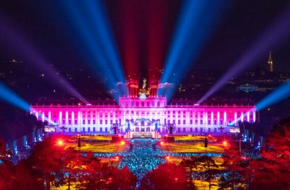 WINA, Para anggota Vienna Philharmonic tampil dalam acara Summer Night Concert di taman Istana Schoenbrunn di Wina, Austria, pada 16 Juni 2022. Summer Night Concert 2022 digelar oleh Vienna Philharmonic di Wina pada Kamis (16/6). (Xinhua/Guo Chen)