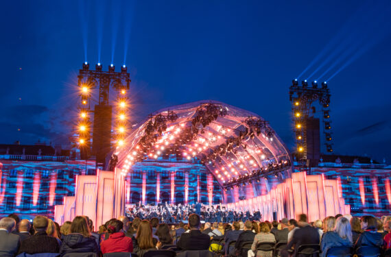 WINA, Para anggota Vienna Philharmonic tampil dalam acara Summer Night Concert di taman Istana Schoenbrunn di Wina, Austria, pada 16 Juni 2022. Summer Night Concert 2022 digelar oleh Vienna Philharmonic di Wina pada Kamis (16/6). (Xinhua/Guo Chen)