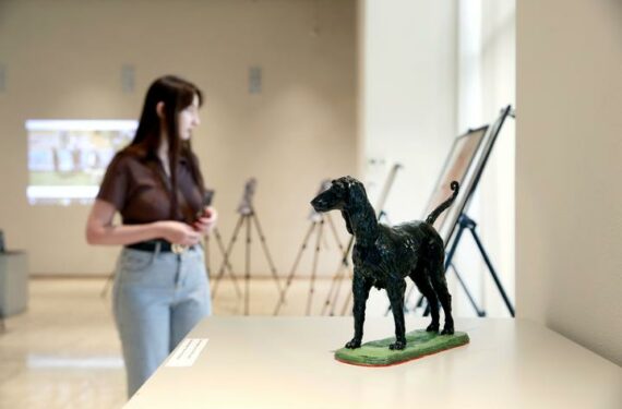 BISHKEK, Sebuah patung taigan, jenis anjing greyhound dari Kirgizstan, dipajang dalam pameran bertema taigan di sebuah museum di Bishkek, ibu kota Kirgizstan, pada 15 Juni 2022. (Xinhua/Roman)