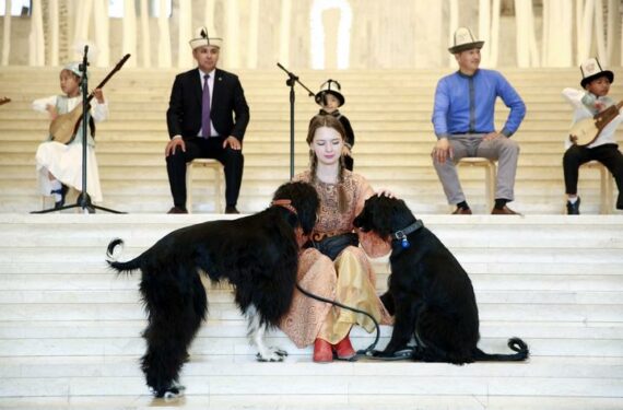 BISHKEK, Seorang wanita berinteraksi dengan sejumlah taigan, jenis anjing greyhound dari Kirgizstan, dalam pameran bertema taigan di sebuah museum di Bishkek, ibu kota Kirgizstan, pada 15 Juni 2022. (Xinhua/Roman)
