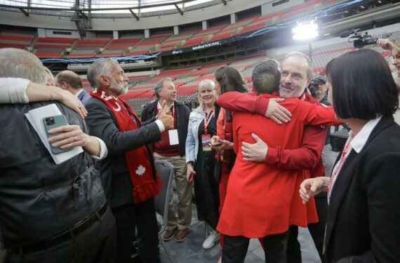 VANCOUVER, Para tamu undangan tampak bergembira setelah Vancouver terpilih sebagai salah satu kota tuan rumah Piala Dunia FIFA 2026 dalam acara nonton bareng (nobar) pemilihan kota tuan rumah di BC Place Stadium di Vancouver, British Columbia, Kanada, pada 16 Juni 2022. (Xinhua/Liang Sen)