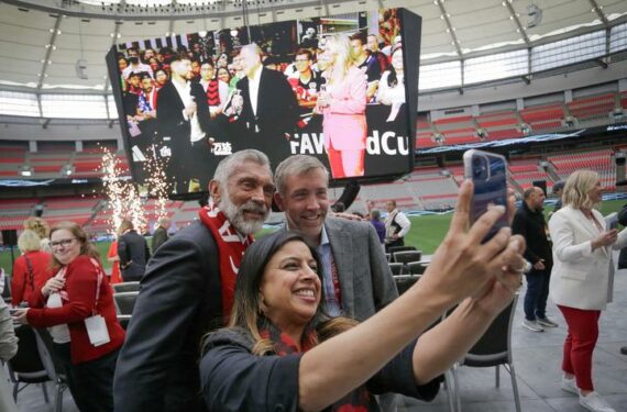 VANCOUVER, Sejumlah tamu undangan berswafoto setelah Vancouver terpilih sebagai salah satu kota tuan rumah Piala Dunia FIFA 2026 dalam acara nonton bareng (nobar) pemilihan kota tuan rumah di BC Place Stadium di Vancouver, British Columbia, Kanada, pada 16 Juni 2022. (Xinhua/Liang Sen)