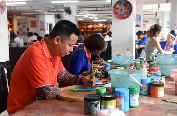 SANJIANG, Sejumlah orang belajar melukis di sebuah kelas pelatihan di Guyi, Wilayah Otonom Etnis Dong Sanjiang, Daerah Otonom Etnis Zhuang Guangxi, China selatan, pada 16 Juni 2022. Baru-baru ini otoritas setempat Sanjiang menggelar berbagai kelas pelatihan keterampilan sebagai salah satu cara untuk menciptakan lebih banyak lapangan kerja dan meningkatkan pendapatan warga setempat. (Xinhua/Lu Boan)