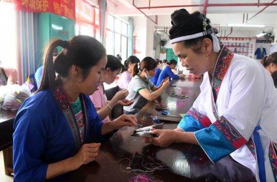 SANJIANG, Sejumlah wanita belajar meyulam di sebuah kelas pelatihan di Guyi, Wilayah Otonom Etnis Dong Sanjiang, Daerah Otonom Etnis Zhuang Guangxi, China selatan, pada 16 Juni 2022. Baru-baru ini otoritas setempat Sanjiang menggelar berbagai kelas pelatihan keterampilan sebagai salah satu cara untuk menciptakan lebih banyak lapangan kerja dan meningkatkan pendapatan warga setempat. (Xinhua/Lu Boan)