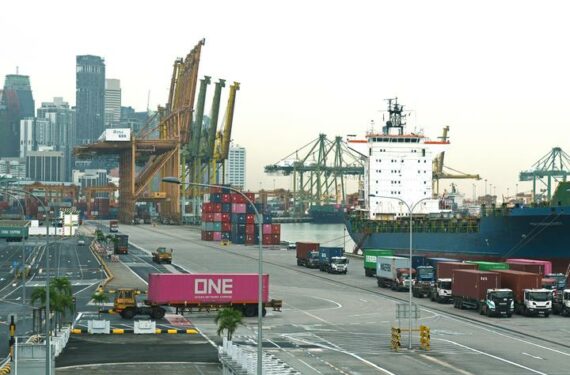 SINGAPURA, Foto yang diabadikan pada 3 Juni 2022 ini menunjukkan sebuah terminal kontainer di Singapura. Ekspor domestik nonminyak (non-oil domestic exports/NODX) Singapura naik 12,4 persen pada Mei dari basis rendah setahun lalu, menyusul pertumbuhan 6,4 persen pada April, demikian diumumkan oleh lembaga pemerintah Enterprise Singapore pada Jumat (17/6). (Xinhua/Then Chih Wey)