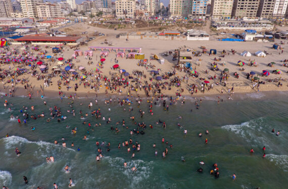 GAZA CITY, Foto dari udara yang diabadikan pada 17 Juni 2022 ini menunjukkan warga Palestina sedang menikmati waktu mereka di siang hari yang panas di tepi pantai di Gaza City. (Xinhua/Rizek Abdeljawad)