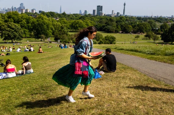 LONDON, Seorang wanita berjalan sambil membawa semangka di Primrose Hill di London, Inggris, pada 17 Juni 2022. Gelombang panas melanda London pada Jumat (17/6). (Xinhua/Tim Ireland)